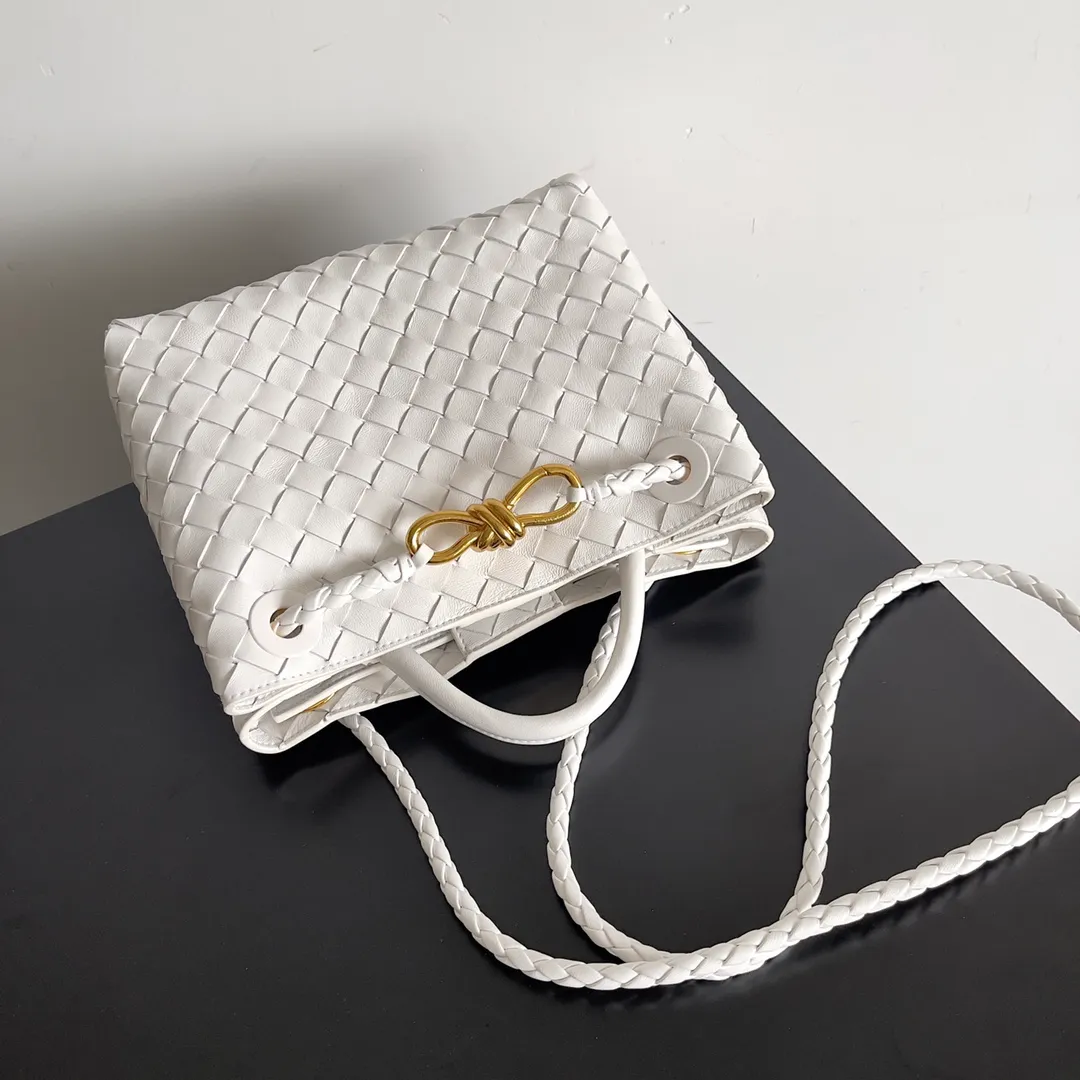 The 2023 new Andiamo batch of 1860 BV has been shipped‼ ️Really popular🔥The new Andiamo woven handbag launched by Bottega Veneta this season is really popular all over the world! ! Celebrities at home and abroad have worn it, and Oscar-winning actress Michelle Yeoh has taken it out on the street. Song Jia, Trai Yara, Yu Feihong, Sanji Ayaka, Rosie Hunting-Whiteley, Yoshioka Riho, etc. have all picked up this bag. It is classic and versatile, showing off its temperament, and the bag capacity is also large, which is very convenient for daily commuting! ! A variety of carrying methods, the shoulder straps can be adjusted by yourself, the original lambskin feels soft and delicate, and the neutral style is made to break gender boundaries and bring a more practical and longer-lasting use experience. Andiamo, which has both elegant and casual styles, perfectly interprets the true appearance of "fashionable old money style". Style number: 743568 Size: 25*22*10.5cm